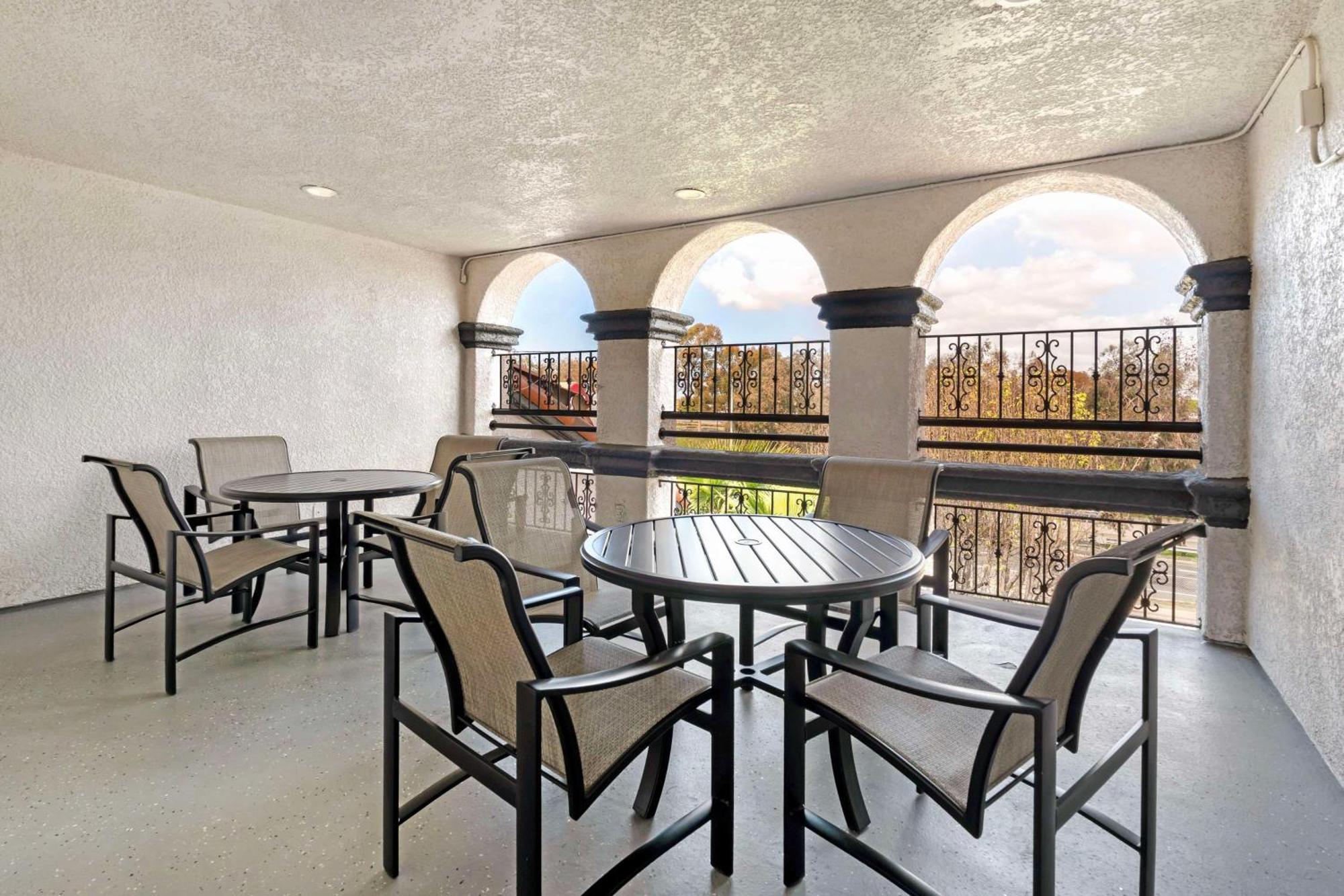 Best Western Plus Newport Mesa Inn Коста Меса Экстерьер фото